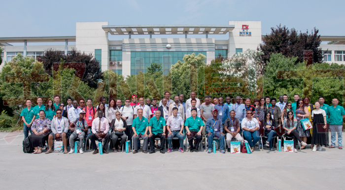 考察團與鄭州鼎力接待人員合影留念